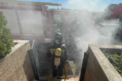 Intervención de los bomberos en el incendio declarado en Carbajal. BOMBEROS DE LEÓN