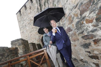 Ander Gil se protege de la lluvia durante su visita al Castillo de Ponferrada. ANA F. BARREDO