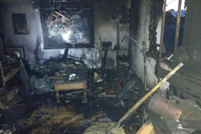 Estado en el que quedó el salón de la vivienda, totalmente destrozado por las llamas. DL