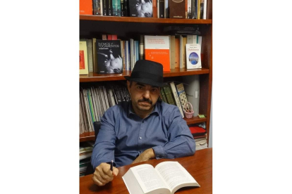 Foto promocional del autor para su última novela ‘Noche de Barrio Húmedo’. CALIGRAMA