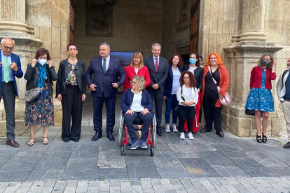 Zapatero y el presidente de la Diputación, Eduardo Morán, junto a otros patronos de Cermi Mujeres. RAMIRO