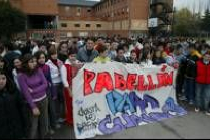 Los estudiantes del Álvaro de Mendaña se concentraron en el patio reclamando el pabellón cubierto
