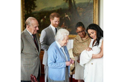 El duque de Edimburgo, la reina Isabel y la madre de Meghan Markle conocen al hijo de los duques de Sussex, a principios de mayo.