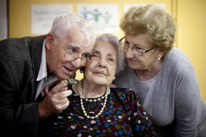 Ana Vela, con sus hijos Juan y Ana, en la celebración de su 110 cumpleaños.
