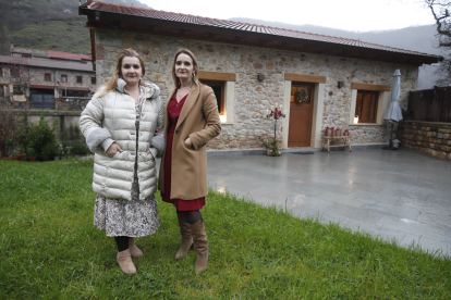 Ana Belén y Elsa ante El Molino de Nocedo, convertido en alojamiento rural. RAMIRO