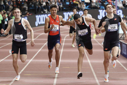 Saúl Ordóñez (162) en el momento de cruzar la meta como campeón de España de los 800 metros en pista cubierta. SERGIO PÉREZ