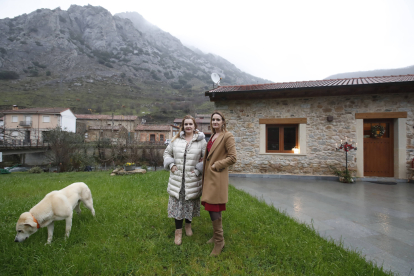Ana Belén y Elsa ante El Molino de Nocedo, convertido en alojamiento rural. RAMIRO
