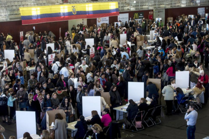 Cientos de ciudadanos ecuatorianos depositan su voto en las mesas instaladas en el complejo deportivo municipal Mar Bella de Barcelona.