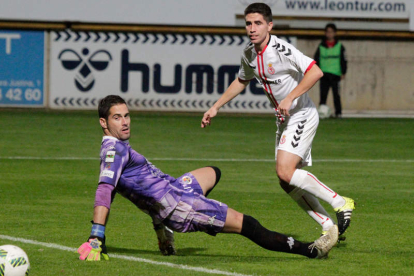 Cristóbal Gil marca de esta manera su último gol con la elástica de la Cultural tras llegar a León procedente de la UD Almería. MARCIANO PÉREZ