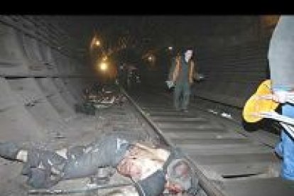 Una fuerte explosión sacudió el metro de Moscú, causando al menos 40 muertos.