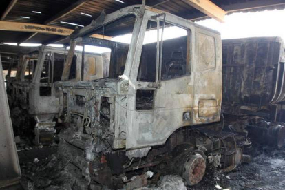 El fuego calcinó por completo las cabezas tractoras de los cuatro camiones de Cymotsa, un todoterreno y una furgoneta.