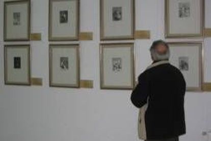 Un hombre contempla la exposición de grabados en la biblioteca
