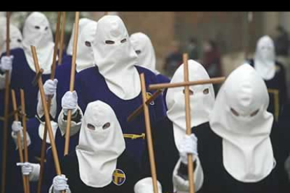 La cofradía de las Tres Caídas se caracteriza por sus túnicas moradas.