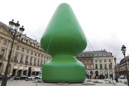 La escultura de Paul McCarthy en la plaza Vandôme.
