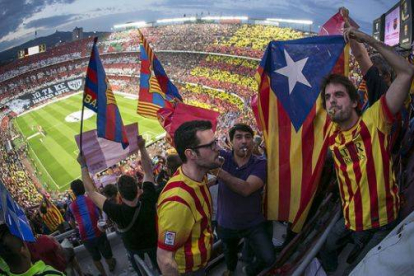 Seguidores del Barça , en el Camp Nou, en los instantes previos a la final de Copa.