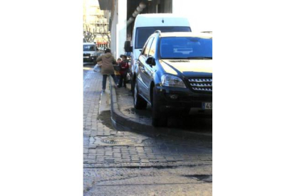 Un vehículo de gama alta, mal aparcado sobre la acera cerca de la estación de autobuses de Figueres.