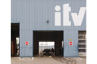 Imagen de la salida de un vehículo en el lineal de revisión de un centro de ITV en la provincia leonesa. JESÚS F. SALVADORES