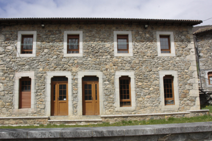 Edificio de las antiguas escuelas y Casa de los Toriles, objeto de la denuncia. CAMPOS