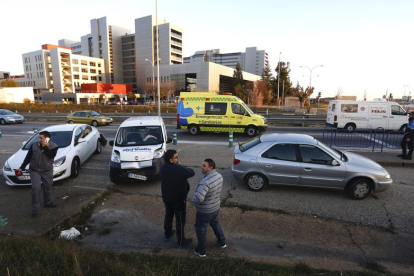 Accidente en la ronda este de León, a la altura del cruce con el Hospital Universitario, en el que han resultado heridas dos personas