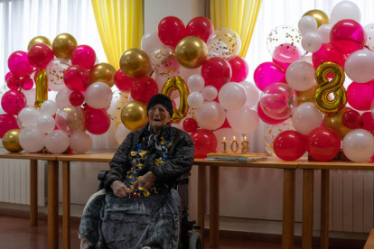 Baltasara Álvarez Díez, en la residencia de la Mancomunidad de Municipios del Alto Órbigo, en Carrizo de la Ribera, rodeada de sus compañeros, de las cuidadoras y de una representación de la familia que acudió a felicitarla por su 108 aniversario. MIGUEL F. B.