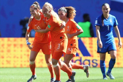 Las jugadoras holandesas celebran el segundo tanto en los cuartos ante Italia.