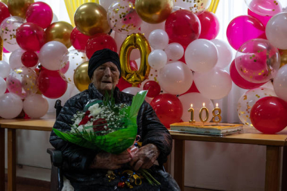 Baltasara Álvarez Díez, en la residencia de la Mancomunidad de Municipios del Alto Órbigo, en Carrizo de la Ribera, rodeada de sus compañeros, de las cuidadoras y de una representación de la familia que acudió a felicitarla por su 108 aniversario. MIGUEL F. B.