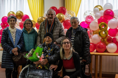 Baltasara Álvarez Díez, en la residencia la Mancomunidad de Municipios del Alto Órbigo, en Carrizo de la Ribera, rodeada de sus compañeros, de las cuidadoras y de una representación de la familia que acudió a felicitarla por su 108 aniversario. MIGUEL F. B.