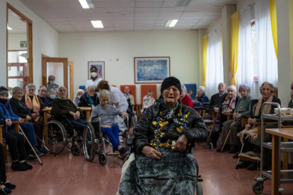 Baltasara Álvarez Díez, en la residencia de la Mancomunidad de Municipios del Alto Órbigo, de Carrizo de la Ribera,  rodeada de sus compañeros, de las cuidadoras y de una representación de la familia que acudió a felicitarla por su 108 aniversario. MIGUEL F. B.