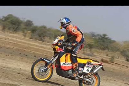 El piloto español Joan Roma (KTM) ha vuelto a consolidarse en el liderato de la clasificación de motos del París-Dakar, tras disputarse la decimocuarta etapa entre  Ayun El Altrus y Tiyikia ( Mauritania).