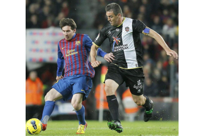 El argentino Messi pelea un balón con el defensa Ballesteros.