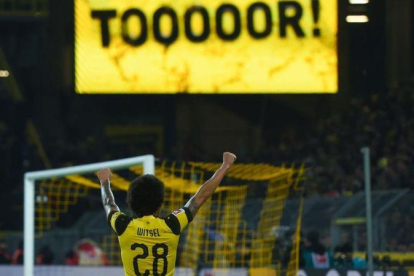 Witsel celebra un gol del Dortmund con su afición.