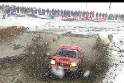 Con la nieve que sorprendió a la caravana en la primera etapa, el trazado se convirtió en una auténtica trampa de barro para todos los pilotos sobre la que Servià supo sacar el mayor partido frente a sus rivales.