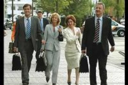 Los ministros Juan Fernando López Aguilar, Jordi Sevilla, Carmen Calvo,  Elena Espinosa, y Jesús Caldera, llegaron a León en avión a primera hora para asistir al Consejo de Ministros.