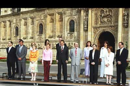 Se trata de la celebración del décimo congreso ministerial que se realiza fuera de Madrid desde 1976. Los ministros del Ejecutivo posan delante de Hostal de San Marcos. Destaca la ausencia de Moratinos y de Montilla