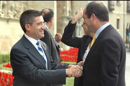 El ministro de Defensa, José Bono (a la derecha) saluda al alcalde de León, Francisco Fernández, a su llegada al Hostal de San Marcos.