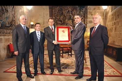 Antes de comenzar el Consejo, Zapatero ha sido nombrado socio de honor del club de baloncesto León, en un acto al que asistieron el presidente de la entidad, Marcial Manzano, el alcalde de la ciudad, y otros miembros del equipo.