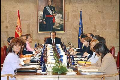 A las diez menos cuarto comenzó el Congreso de Ministros que por primera vez se celebra en León, con lo que se cumple así la promesa electoral de Zapatero, de celebrar esta reunión en su tierra.
