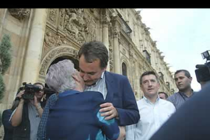 Los vecinos de León se volcaron con su paisano y se desvivieron en muestras de afecto, que Zapatero supo muy bien corresponder.