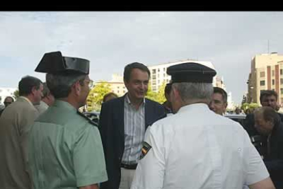 Zapatero saluda a representantes de las fuerzas de seguridad, que durante estos días realizan un trabajo excepcional para proteger a las numerosas personalidades que desfilan por la ciudad.