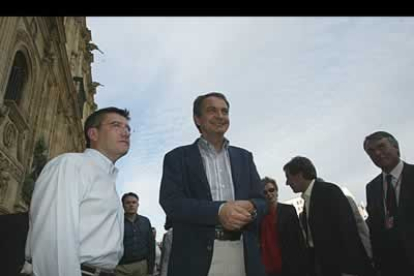 El alcalde de la ciudad, Francisco Fernández, junto a su secretario general de partido y amigo personal.