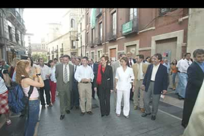 La ministra aprovecho su estancia para conocer León. Acompañada por el alcalde, por el Delegado del Gobierno y por otros compañeros de partido, recorrió el casco antiguo de la ciudad.