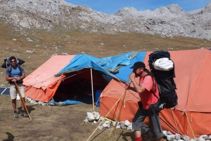 Dos de los espeleólogos del GEM, junto al campamento en Picos de Europa. Foto: GEM.