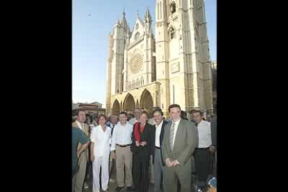 La primera parada fue en la catedral de León, donde se interesó por todos los proyectos de recuperación y anunció una partida de 247.000 euros para renovar tres arbotantes del templo.