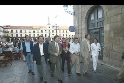 El barrio Húmedo fue el siguiente de los destinos escogidos para que la vicepresidenta conociera la ciudad. En la imágen, dejan atrás la plaza Mayor.