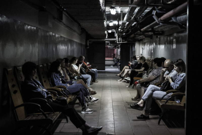 Civiles de Odesa dentro de un refugio subterráneo durante una alarma de ataque aéreo. LESZEK SZYMANSKI
