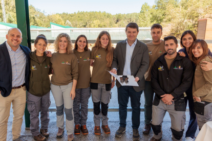 Mañueco, en su visita al centro del urogallo de Valsemana. DL