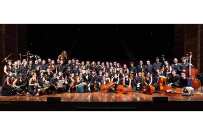 Fotografía de los integrantes de la Joven Orquesta Leonesa. DL