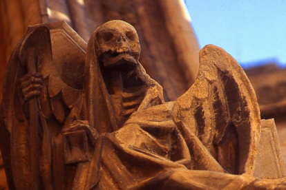 Aterradora representación de la muerte en la fachada sur de la Catedral.  RAMIRO