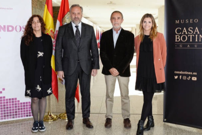 El presidente de las Cortes, Carlos Pollán, junto a representantes del Museo Casa Botines Gaudí. NACHO GALLEGO