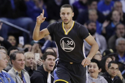 Stephen Curry celebra una canasta en el partido Warriors - Nets
